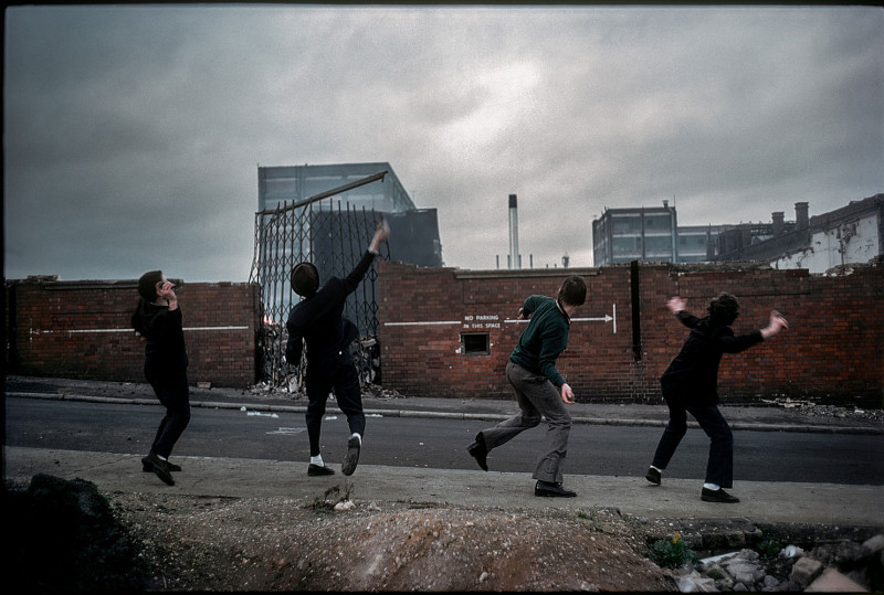 Série-Anarchie-au-Royaume-Uni---Docks-de-Londres,-1979-tirage-cibachrome-40x-60-cm-©Yan-Morvan-courtesy-galerie-Sit-Down_web