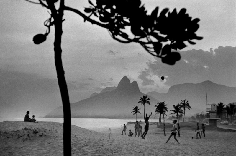 René Burri, Ipanema Beach, Rio de Janeiro, Brazil, 1958, Gelatin Silver Print (signiert verso und recto), 40 x 50 cm, ©René Burri Estate:Magnum Photos