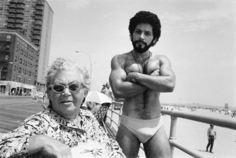 3_Arlene Gottfried_Angel & Woman, on Boardwalk Brighton Beach, NY 1976_copyright Arlene Gottfried_courtesy Galerie Bene Taschen