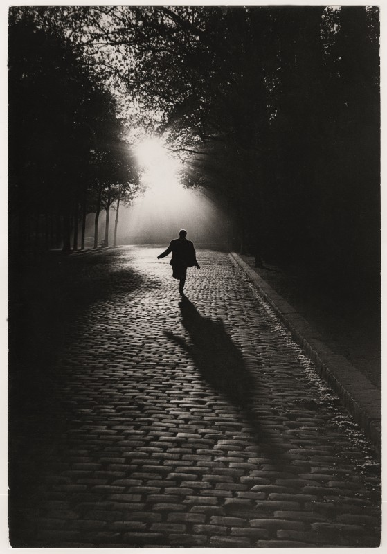 L'homme qui court_Paris_1953_Sabine-Weiss