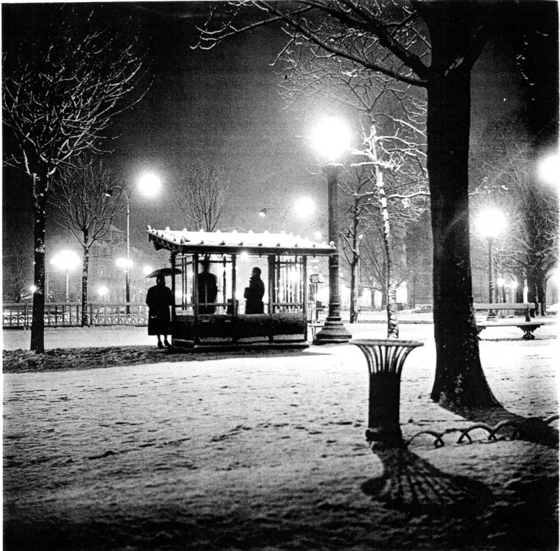 Paris_busstop_1958_Sabine-Weiss