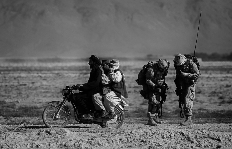 Niedringhaus_Afghanische-Männer-auf-einem-Motorrad-überholen-kanadische-Soldaten_web