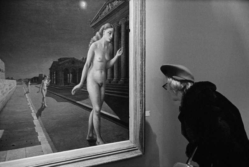 Martine-Franck_Exposition--Peintres-de-l-Imaginaire--Symbolistes-et-surrealistes-belges---peinture-de-Paul-Delvaux--Grand-Palais--Paris--avril-1972-(C)-Ma_web