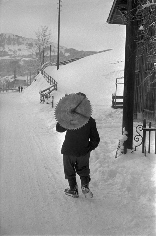 2_René Burri, Mann mit einem Kreissägeblatt, Trogen, Schweiz, 1956 (©RB Photos_Magnum Photos)