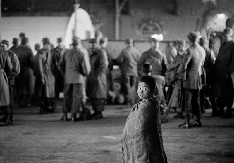 Werner Bischof, At the train station, South Korea, Pusan, 1952