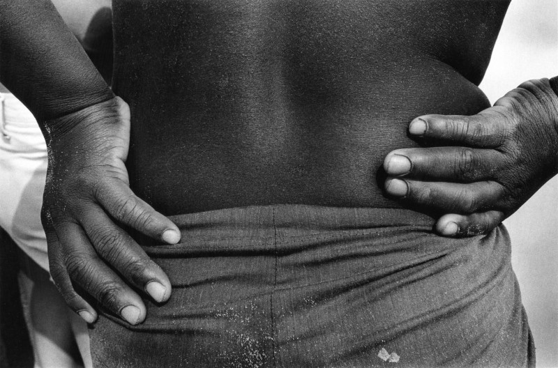 Harold-Feinstein_Black_Hands_and_Back_1974_Courtesy-Galerie-Thierry-Bigaignon_web