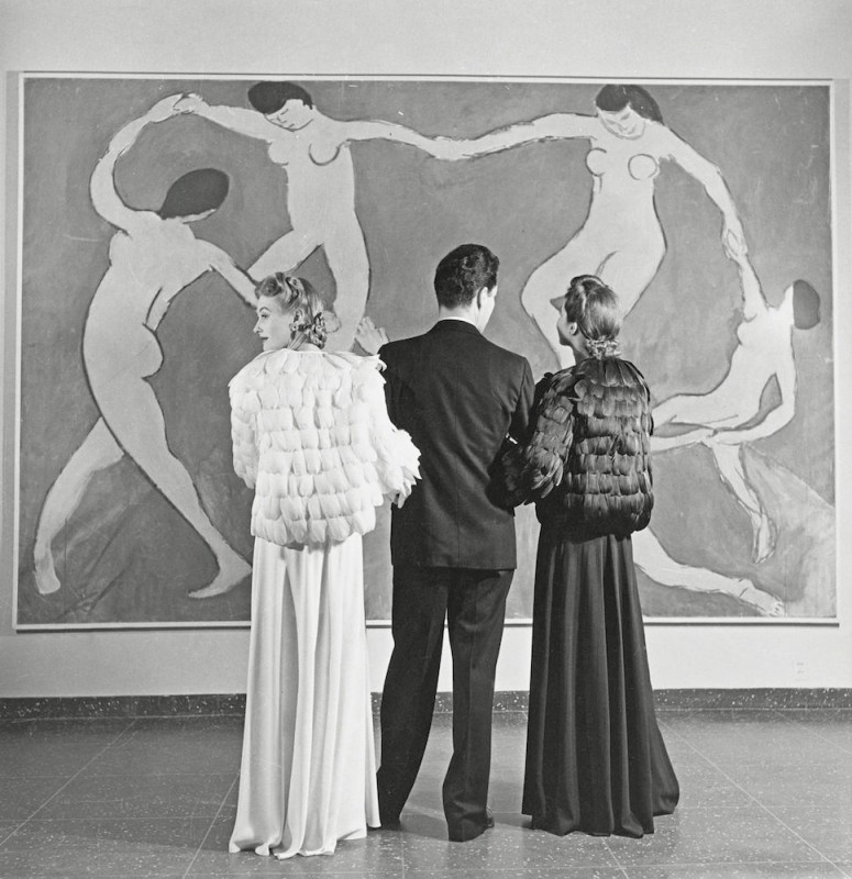 Louise-Dahl-Wolfe_Museum-of-Modern-Art-Looking-at-Matisse_ca.-1940