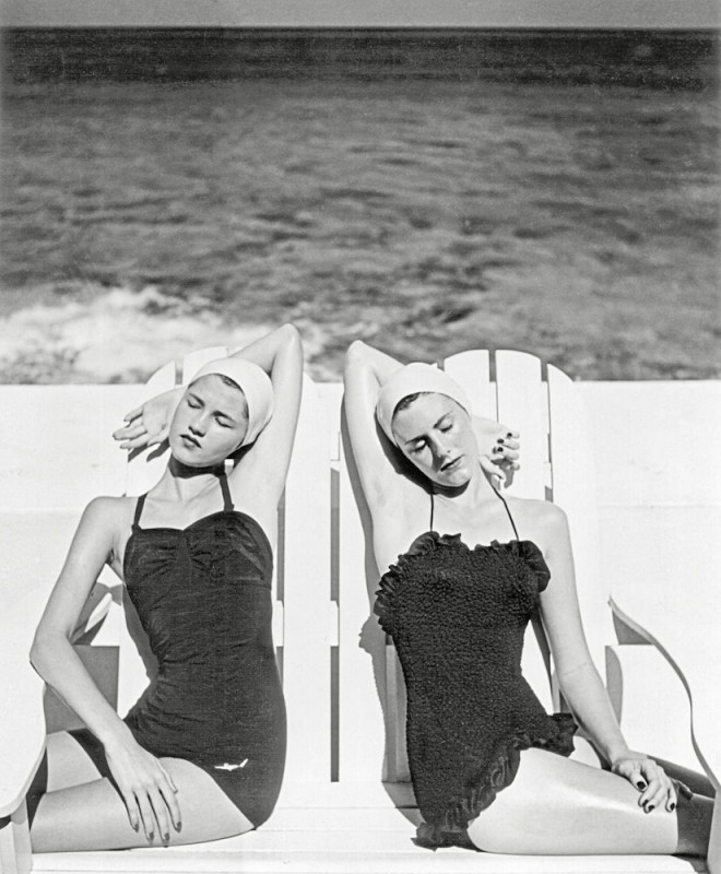 Louise-Dahl-Wolfe_Twins-at-the-Beach_1955