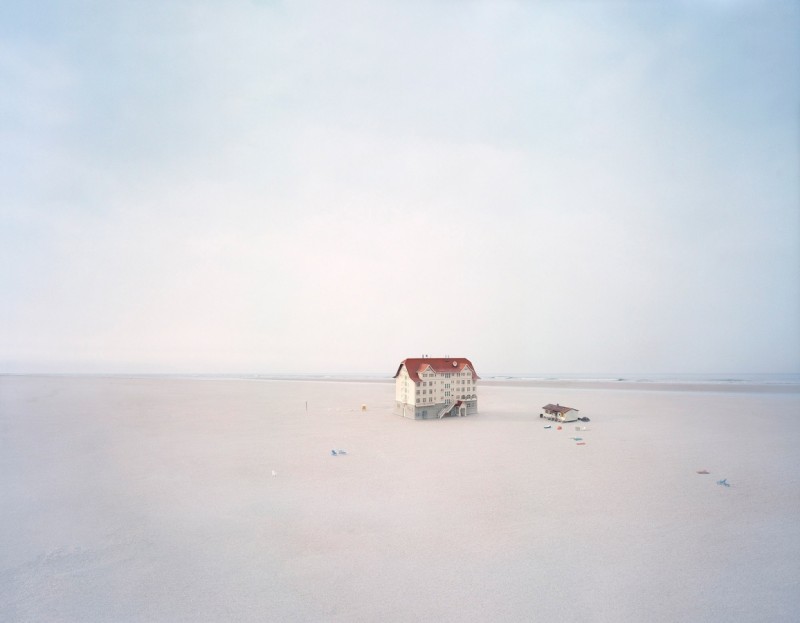 Thomas Wrede - series Real Landscapes - Beach Hotel -  2008