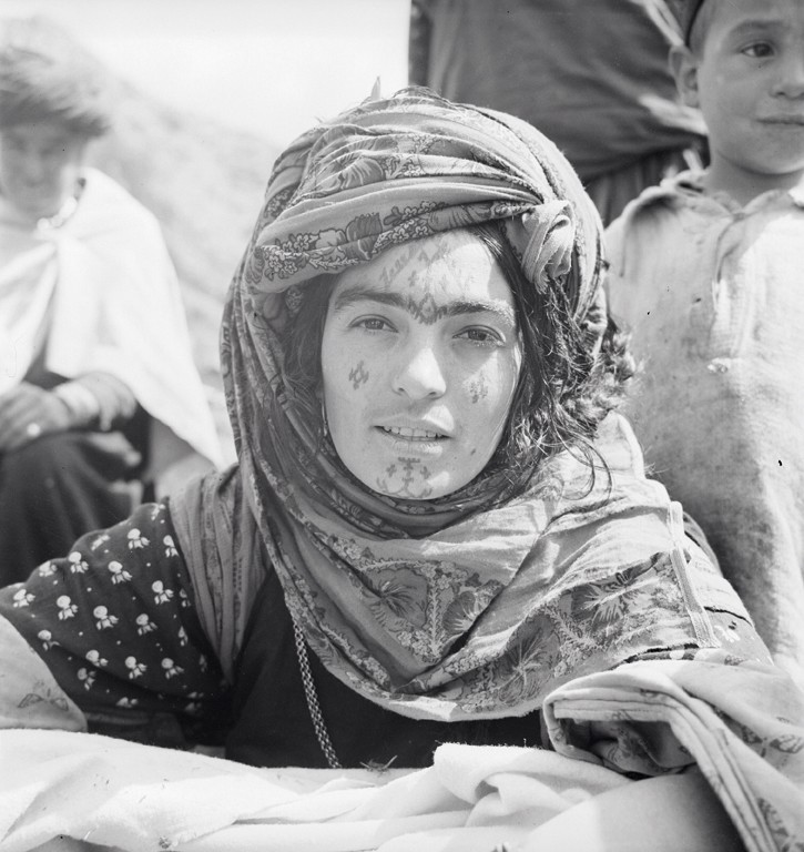 Femme portant un tatouage sur le front, population Ouled Abdi, août 1937 © Thérèse Rivière copie