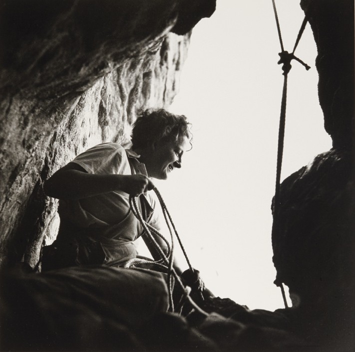 Germaine Tillion à l'entrée d'une grotte, Aurès, 1935-1936 © Thérèse Rivière