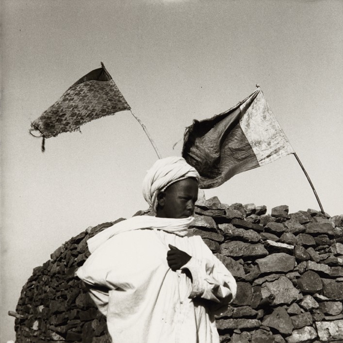 Jeune garçon devant une mosquée aux drapeaux flottants,  Aurès, juillet 1935 © Germaine Tillion
