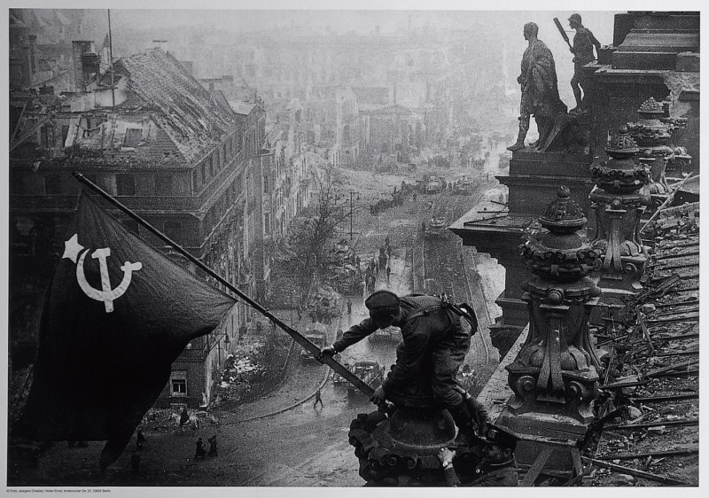 Yevgeny-Khaldei,-Soviet-soldiers-raising-the-red-flag-over-the-Reichstag,-May-1945