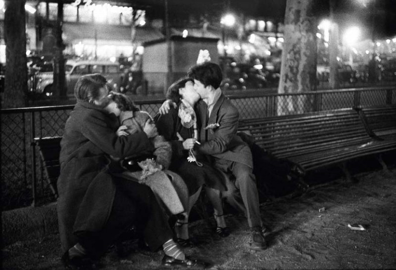 Amoureux, place de la République, Paris, 1954 © Sabine Weiss