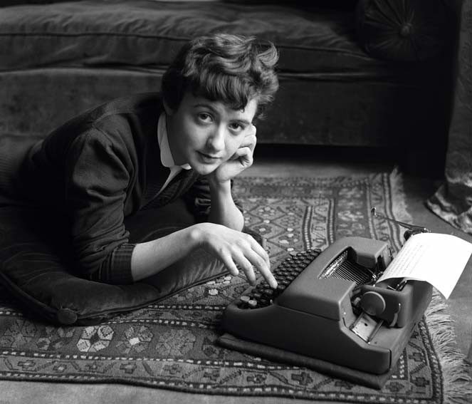 Françoise Sagan chez elle lors de la sortie de son premier roman Bonjour tristesse, Paris, 1954 © Sabine Weiss