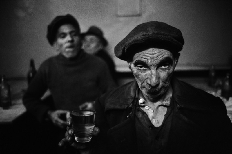 ©Ara-Güler,-Drunk-man-in-a-bar-at-Torphane,-Istanbul,-1959