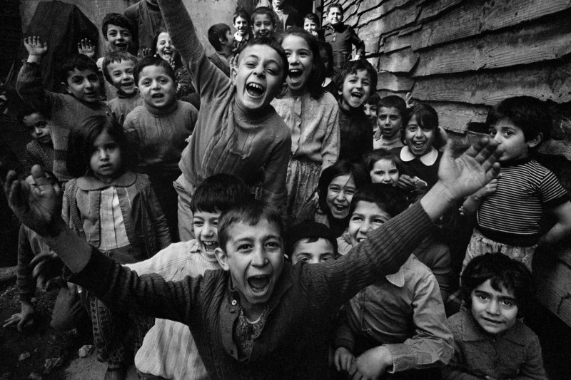©-Ara-Güler,-Children-playing-at-Tophane,-Istanbul,-1986