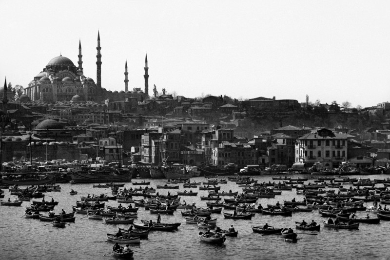 ©-Ara-Güler,-Das-Goldene-Horn,-im-Hintergrund-die-Süleymaniye-Moschee,-Istanbul,-1962