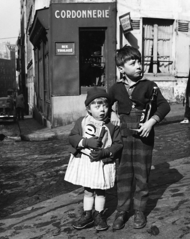 Dorothy-Bohm,-'Rue-Tholozé,-Montmartre,-1954'-(hi-res)