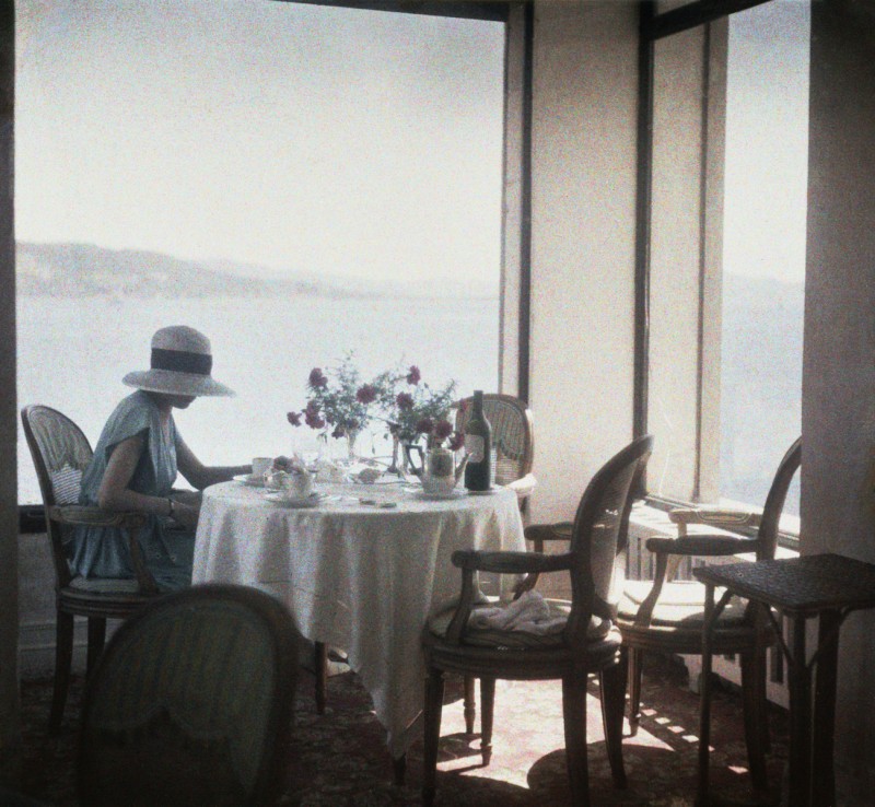 01 Bibi au Restaurant d'Eden Roc Cap d'Antibes 1920 1965 Photographie J H Lartigue C Ministäre de la Culture France  AAJHL