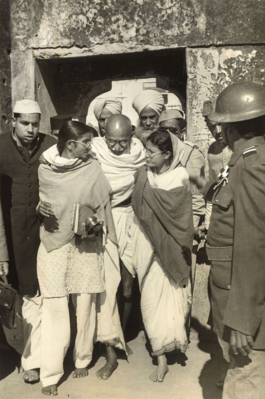 Gandhi leaving Mehrauli, Delhi, India, 1948 ⓒHenri Cartier-Bresson:Magnum Photos