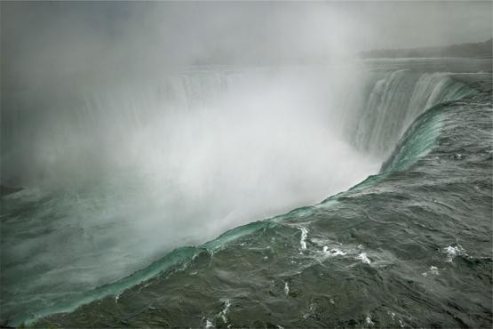 web-Leibovitz_Niagara_Falls_0