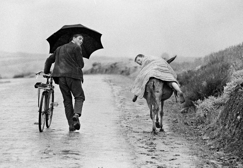 Portugal-1964,-Zwei-Jungen-mit-Fahrrad-und-Esel-im-Regen-in-der-Tras-os-Montes-Region,-©Thomas-Hoepker,-Wanderlust-(teNeues-Verlag)