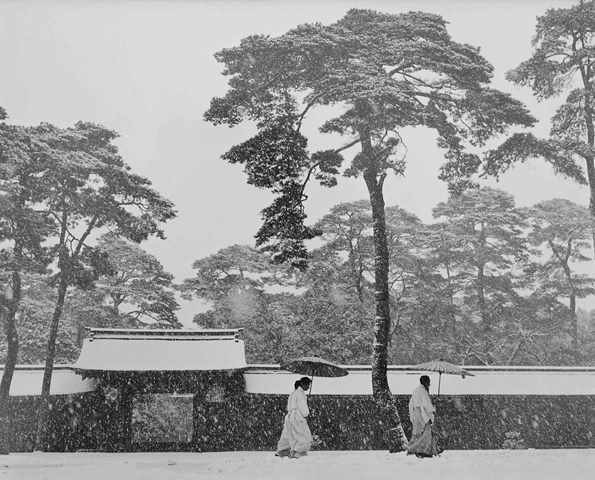 werner-bischof_im-garten-des-meji-tempels_tokio-1952