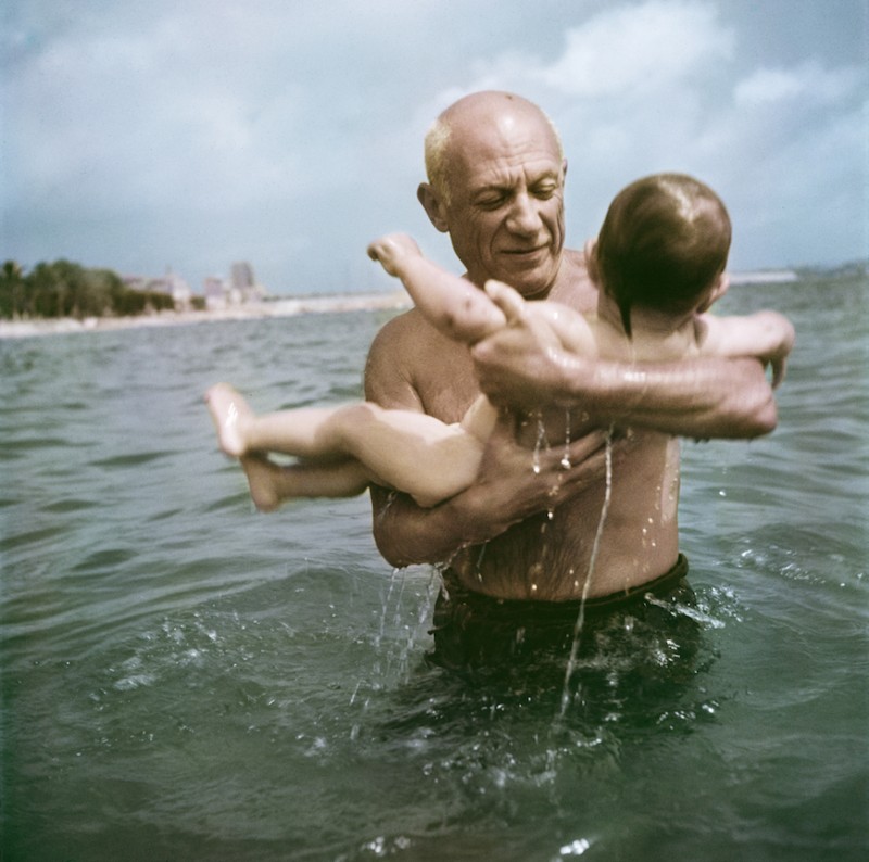 22. Capa_Pablo Picasso playing in the water with his son Claude, Vallauris, France