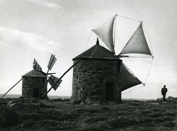 Alfred Ehrhardt, Uralte Windmühlen am Atlantik, 1951, © bpk : Alfred Ehrhardt Stiftung