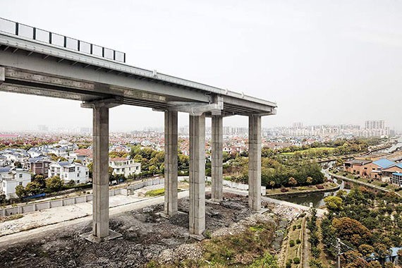 Dead end highway, China 2013 © Peter Braunholz