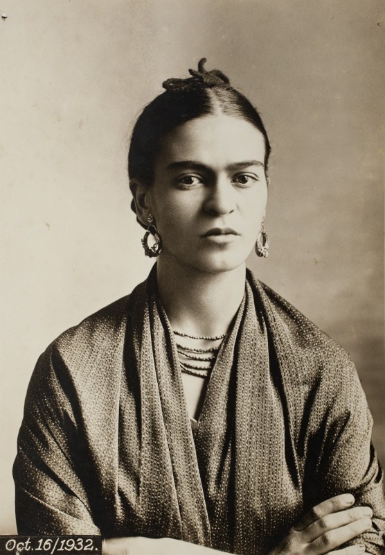 frida-kahlo-fotografiert-von-guillermo-kahlo-1932