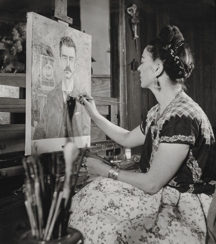 frida-malt-das-portraet-ihres-vaters-fotografiert-von-gisele-freund-1951