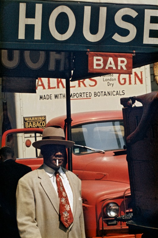 Saul Leiter, Harlem, 1960. Chromogenic print © Saul Leiter Foundation
