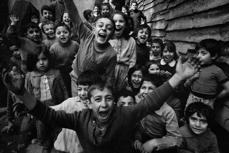 Children playing at Tophane, Istanbul, 1986 © Ara Güler