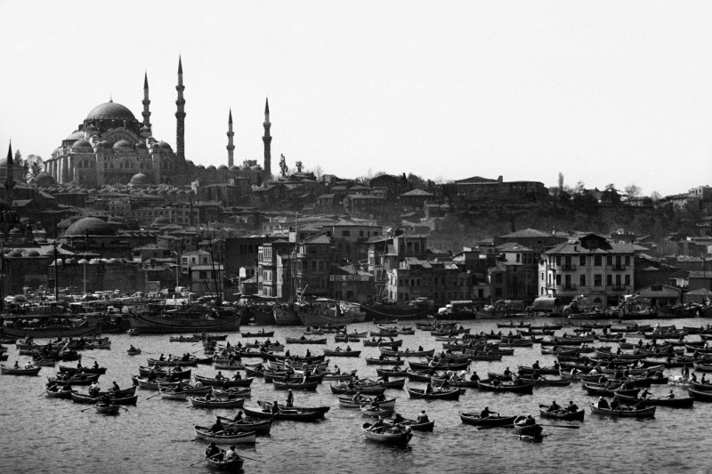 Golden Horn, im Hintergrund die Süleymaniye-Moschee, Istanbul, 1962 © Ara Güler
