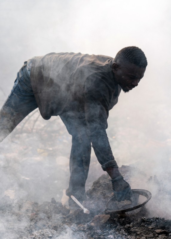 Timber Market, Accra, Ghana, February 16, 2023. Ali, a scrap worker, uses a subwoofer magnet to recover metal debris buried under the soil © Muntaka Chasant for Fondation Carmignac