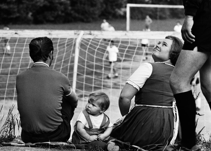 © Thomas Hoepker, Zuschauer beim Fußballspiel, Heilsbronn, 1969
