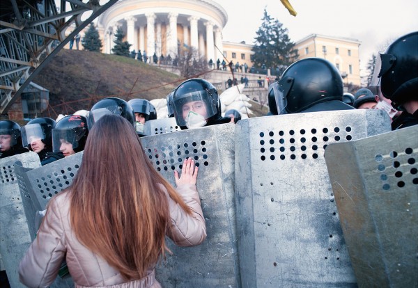 Woman-praying-on-shields-of-National-Riot-Police-LFI