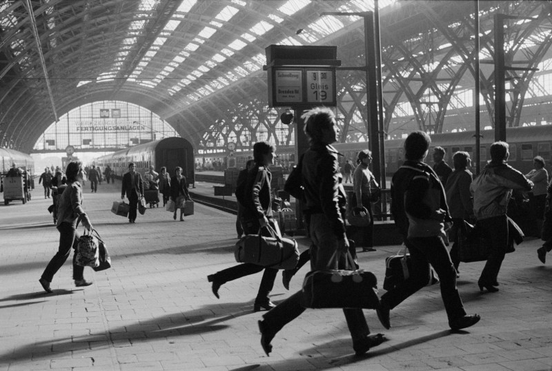 Ohne Titel aus der Serie Leipzig Hauptbahnhof, 1981_82 (c) Nachlass_ estate Helga Paris (2)