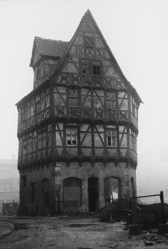 Graseweg_Große Klausstraße, aus der Serie Häuser und Gesichter, Halle 1983-85 (c) Nachlass_ estate Helga Paris