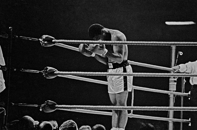 Ali-praying-in-the-ring,-London,-1966-©-Thomas-Hoepker