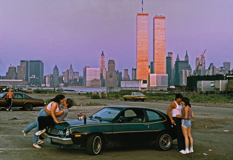 Lovers-Lane-at-the-New-Jersey-docks,-New-York,-1983-©-Thomas-Hoepker