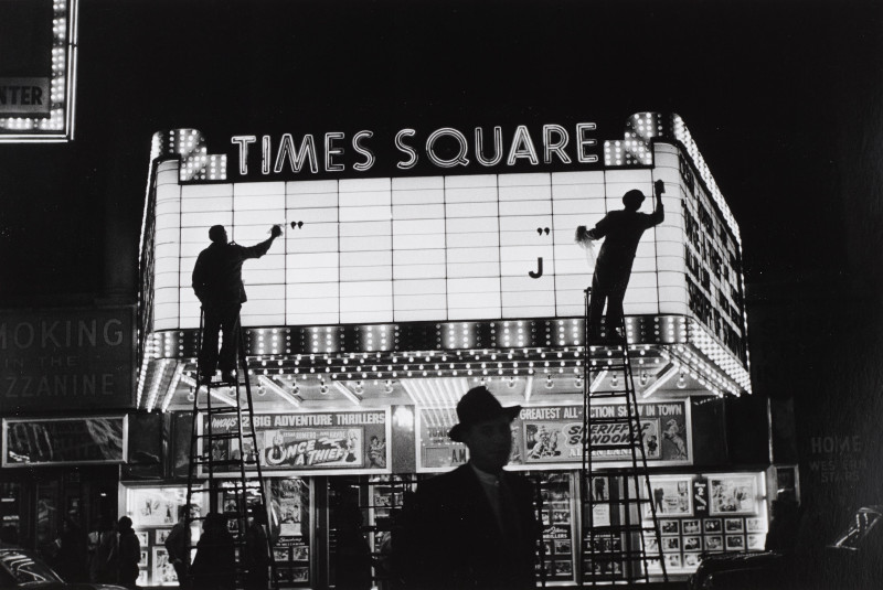 Sabine Weiss, « Times Square, New York, Etats-Unis », 1955. Collection Photo Elysée © Sabine Weiss_Photo Elysée, Lausanne