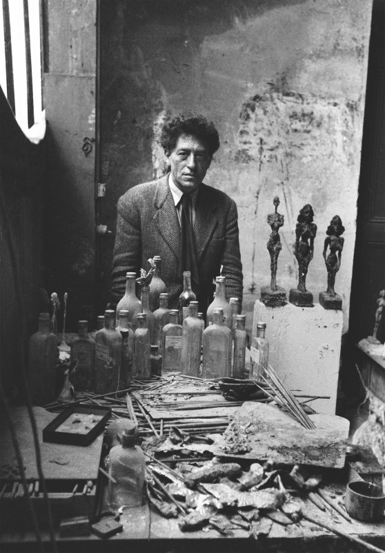 Sabine Weiss, « Le sculpteur Alberto Giacometti dans son atelier, Paris, France », 1954. Collection Photo Elysée © Sabine Weiss_PhotoElysée, Lausanne