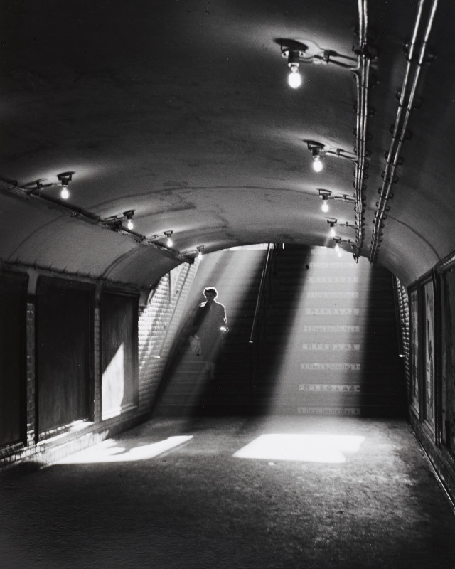 Sabine Weiss, « Sortie de métro, Paris, France », 1955. Collection Photo Elysée © Sabine Weiss_Photo Elysée, Lausanne