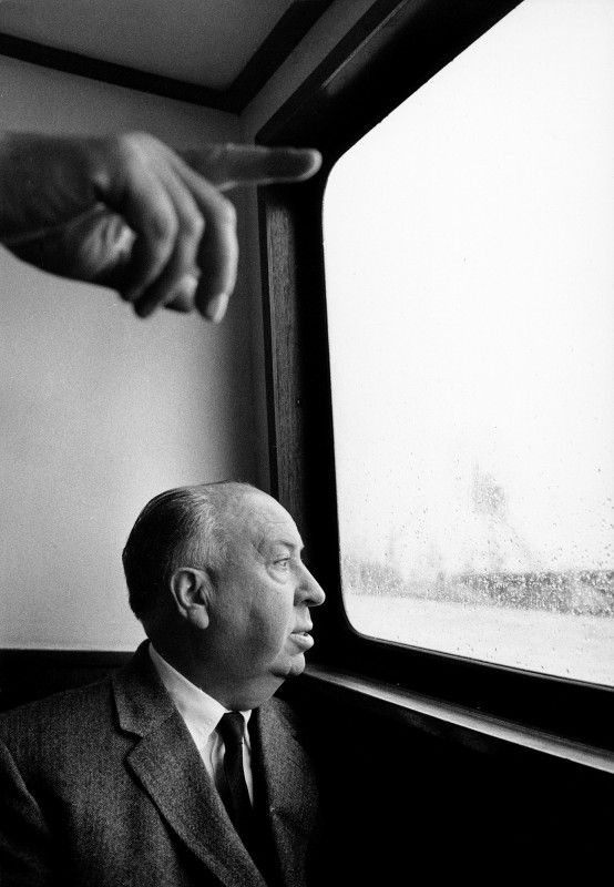 robert-lebeck-alfred-hitchcock-auf-einer-barkasse-im-hamburger-hafen-1960---archiv-robert-lebeck