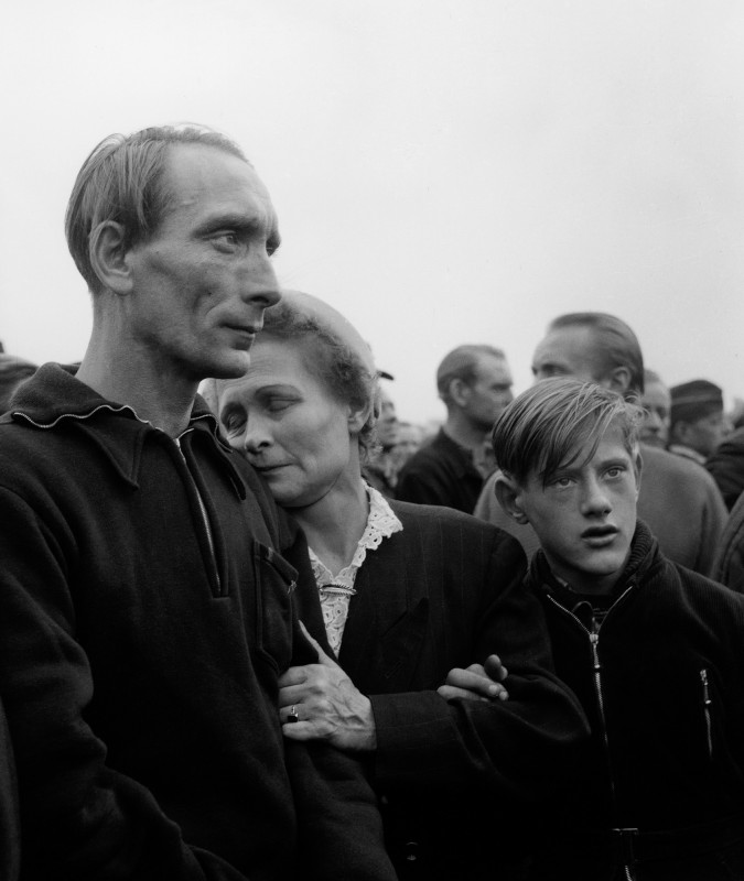 robert-lebeck-heimkehrer-mit-mutter-und-sohn-im-durchgangslager-friedland-1955---archiv-robert-lebeck